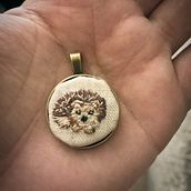 My project in Miniature Needlework: Make Embroidered Jewelry course Ein Projekt aus dem Bereich Schmuckdesign und Stickerei von chynowethk - 02.09.2021