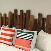 Recycled mixed ash floorboard bedhead. Un progetto di Design e creazione di mobili di Nerida Gill - 06.09.2021