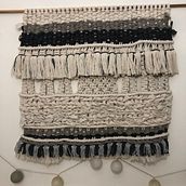 Mi Proyecto del curso: Introducción al macramé: creación de un tapiz decorativo GRISES. Un proyecto de Diseño de complementos, Artesanía, Diseño de interiores, Decoración de interiores, Tejido y Macramé de Mery Sales - 13.09.2021