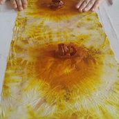 Meu projeto do curso: Introdução à técnica de tingimento shibori com tingimento natural. Un progetto di Artigianato, Fashion design, DIY e Tintura tessile di Tarsila Souza de Arruda Santos - 14.09.2021