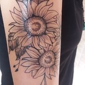 Meu projeto do curso: Tatuagem botânica com pontilhismo. Un progetto di Design di tatuaggi, Illustrazione tradizionale e Illustrazione botanica di Bruna Fernanda do Nascimento - 21.09.2021