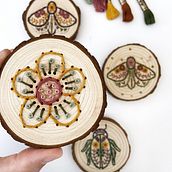 FLOR FOLKY BORDADA EN MADERA. Arts, Crafts, and Embroider project by L´ABU studio - 09.23.2021