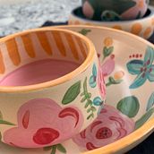 Mi Proyecto del curso: Ilustración floral sobre cerámica. Traditional illustration, Arts, Crafts, Fine Arts, and Ceramics project by Adriana Saenz - 09.27.2021