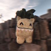 ERROR 124: Piña devora humanos. :). Un progetto di Artigianato, Design di giocattoli, Fiber Art, Uncinetto e Amigurumi di Ximena Nuño - 04.10.2021