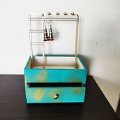 My project in Upcycling Vintage Furniture with Painting Techniques course. Artesanato, Design e fabricação de móveis, Design de interiores, Pintura, DIY, Marcenaria, Upc, e cling projeto de Rajshree Nagarkar - 16.10.2021