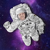 Joel en el espacio. Traditional illustration, Collage, Street Art, and Digital Illustration project by Juan Carlos Román - 10.22.2021