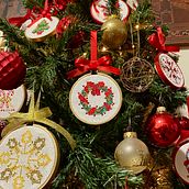 Decorazioni albero di Natale. Un proyecto de Bordado de Gaia Pesce - 22.10.2021