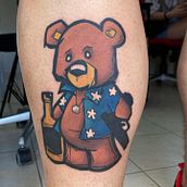 color bear comics style tattoo. Un proyecto de Diseño de tatuajes de Νικόλας Χριστοδουλής - 26.10.2021