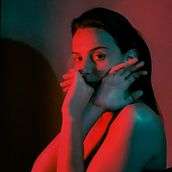 Meu projeto do curso: Fotografia artística: crie uma narrativa visual. Portrait Photograph, Photographic Lighting, Digital Photograph, Fine-Art Photograph, and Self-Portrait Photograph project by Marina Lauar - 10.28.2021