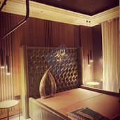 This Master Bedroom Design and execution with limited sources, where the touch of downwards hanging lights, back wall panel cladding, added harmoney, and created more relaxing, romantic mood.. . Un progetto di Interior design, Lighting design, Design di accessori e Interior Design di Nutan Indulkar - 18.08.2020