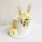 My project in Decorative Buttercream Flowers for Cake Design course. Design, and DIY project by Füsun Sert - 10.30.2021
