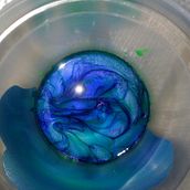 Meu projeto do curso: Design de joalheria com resina. Un projet de Création d'accessoires, Artisanat, Design de bijoux , et DIY de Thalya Ferrari - 09.11.2021