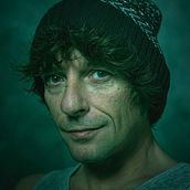 Todas somos más parecidas de lo que quisiéramos. Mirar en silencio a la cara de una desconocida es enfrentarse a una misma. Un proyecto de Fotografía de Juan Carlos García Franco - 17.11.2021