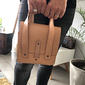 Mi Proyecto del curso: Creación de bolsos de cuero artesanales para principiantes. Design, Accessor, Design, Arts, Crafts, and Sewing project by Nicolás Stagno - 11.28.2021