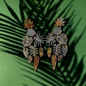 Queen of the Jungle Earrings . Un progetto di Design di gioielli di Amanda Woodcock - 29.11.2021