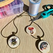Mi Proyecto del curso: Bordado en miniatura: crea joyas textiles. Jewelr, Design, Embroider, and Textile Design project by mplili - 12.21.2021