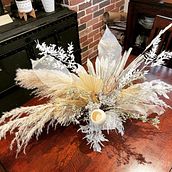 My project in Centerpiece Design with Dried and Preserved Flowers course : white on white. Interior Design, L, scape Architecture, Decoration, DIY, Floral, and Plant Design project by Abby León - 11.30.2021