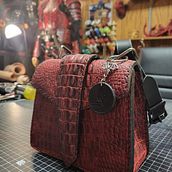 My project in Professional Leather Handbag Design course. Un proyecto de Diseño, Diseño de complementos, Artesanía, Diseño de moda y Costura de Austin Curvey - 07.01.2022