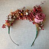 Corona de flores. Un projet de Création d'accessoires, Stylisme, DIY , et Art floral et végétal de gallenglish - 05.12.2021
