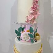 My Elegant outcome of Sugar Flower, sugar leaves & Pillar. Un progetto di Design e DIY di Mary Cris Martin - 05.06.2021