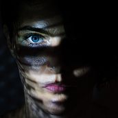 Hiding in the shadows. Photograph, Portrait Photograph, Photographic Lighting, Fine-Art Photograph, and Digital Photograph project by Ionela Hamz - 08.17.2018
