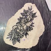 Meu projeto do curso: Tatuagem botânica com pontilhismo. Un progetto di Illustrazione tradizionale, Design di tatuaggi e Illustrazione botanica di anderoliver86 - 12.12.2021
