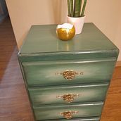 My project in Upcycling Vintage Furniture with Painting Techniques course. Een project van Craft, Meubelontwerp en -bouw, Interieurontwerp, Schilderij, DIY, Houtbewerking, Upc y cling van Vera Vermeersch - 15.12.2021