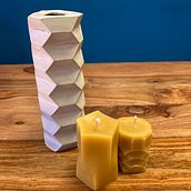 Honeycomb vase and candles. Un progetto di Design, Design di accessori, Artigianato, Belle arti, Interior design, Interior Design, Interior Design e DIY di daniela_fendt - 15.12.2021