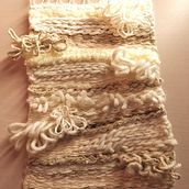 Il mio progetto del corso: Tapestry decorativo su telaio a chiodi: esplora texture e volumi. Un progetto di Design di accessori, Artigianato, Interior Design, Interior Design, Fiber Art e Textile Design di Evelina Tirrito - 21.12.2021