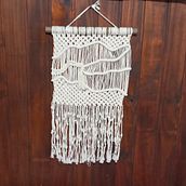 Mi Proyecto del curso: Introducción al macramé: creación de un tapiz decorativo . Design accesoriu, Arte și meșteșuguri, Design interior, Decorațiuni, Arte din fibre, Macramé și Design textil de Alba Cabris Apud - 12.24.2021