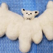  Toy Art: técnica de feltragem com agulha - Personagem - Morfeu -  O morcego albino. Un proyecto de Diseño de personajes, Artesanía, Diseño de juguetes, Tejido, Needle felting y Diseño textil de carolinesuzuki - 26.12.2021