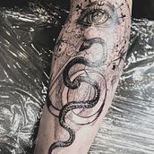 Wąż i oko . Un progetto di Illustrazione tradizionale e Design di tatuaggi di Agata Kolarczyk - 27.12.2021