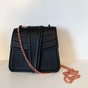 Il mio progetto del corso: Design professionale di borse in pelle. Een project van  Ontwerp, Ontwerp van accessoires, Craft,  Modeontwerp y Naaiwerk van Lavinia Any Lapuste - 01.01.2022