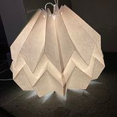 My project in Design Your Own Paper Lamp course. Projekt z dziedziny Craft, Projektowanie i w, rób mebli, Projektowanie oświetlenia, Papercraft,  Dekoracja wnętrz i DIY użytkownika Yetta Elkins - 04.01.2022