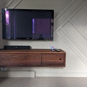 Floating media unit - made with Panga Panga. Un progetto di Artigianato, Design e creazione di mobili, Interior design, DIY e Falegnameria  di adil_2 - 25.12.2021