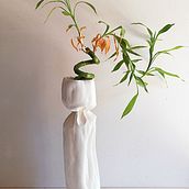 "Paper rolls" porcelain vases. Un proyecto de Cerámica, Diseño y Escultura de Luciana Menegazzi - 05.01.2022