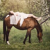 A woman and a horse. Een project van Fotografie, Portretfotografie y Buitenfotografie van Asia Wiśniewska - 08.01.2022