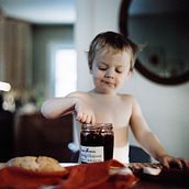 Red handed / La main dans le pot de confiture.. Photograph, Art Direction, Fine Arts, Photograph, Post-production, Portrait Photograph, Photographic Lighting, Digital Photograph, Fine-Art Photograph, and Film Photograph project by Alix Fontaine - 01.10.2022