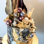 My project in Cake Design: Modern Decorating Techniques course. Design, and DIY project by Andreea Pasargiu - 12.31.2021