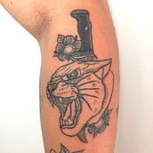 Puma, Daga y cerezos  . Un progetto di Illustrazione tradizionale, Design di tatuaggi, Illustrazione botanica e Illustrazione vettoriale di Sebastian Ramirez Prats - 05.01.2022