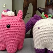 Mangatos regaloneando. Arts, Crafts, To, Design, Fiber Arts, Crochet, Amigurumi, Textile Design, and Character Design project by mónica - 01.17.2022
