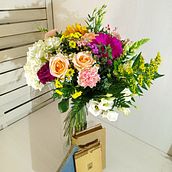 Elaboración de ramo circular con flores variadas. Projekt z dziedziny Kompoz, cje kwiatowe i botaniczne, Projektowanie wnętrz, Architektura krajobrazu,  Dekoracja wnętrz i DIY użytkownika Andrea Sobrino Oliver - 19.01.2022