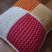 Binge Knitting Patch Pillow. Un progetto di Fiber Art, Uncinetto, Maglia, Textile Design e Design di accessori di Friida - 24.01.2022