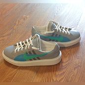 My project in Sneaker Restoration and Customization course . Design accesoriu, Design vestimentar, Pictură acrilică, DIY, Upc și cling de Renato Schmid - 01.26.2022