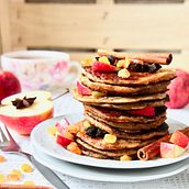 Apple Pancakes: Food Styling and Photography for Instagram course. Un proyecto de Redes Sociales, Retoque fotográfico, Fotografía con móviles, Fotografía de producto, Fotografía digital, Fotografía gastronómica, Fotografía para Instagram, Food St, ling				 y Fotografía de olga_tikhonova - 26.01.2022