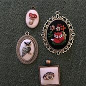 My project in Miniature Needlework: Make Embroidered Jewelry course . % angi_davis tarafından hazırlanan Mücevher Tasarımı, Nakış, Ve Tekstil Tasarımı projesi - 01.26.2022