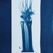 'Honoring'. Proyecto final de Cianotipia. Een project van Craft,  Beeldende kunst, Printen, DIY y  Analoge fotografie van Gabby Villalba - 29.01.2022