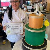 Culminating Cake for my requirement in cake decoarting class. Een project van  Ontwerp van Jessica Saldana - 03.02.2022