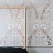 Eastern Peacocks Hand-Printed Wallpaper Ein Projekt aus dem Bereich Design, Traditionelle Illustration, H, werk, Innendesign, Siebdruck, Bühnendekoration, Musterdesign, Zeichnung, Prägung, Dekoration von Innenräumen und Innenarchitektur von Daniel Heath - 10.02.2022