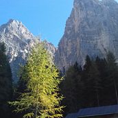 Il mio progetto del corso: Diario di viaggio ad acquerello: una camminata verso il Rifugio nel gruppo di montagne del Bosconero. Traditional illustration, Watercolor Painting, Architectural Illustration, and Sketchbook project by Eleonora Cignola - 02.11.2022